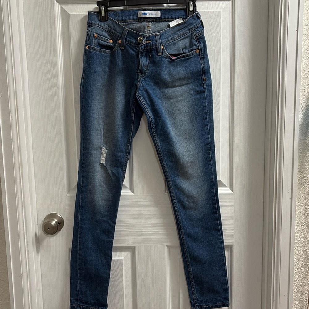 Skinny Levis, I believe they are a size 3-4. Great shape.